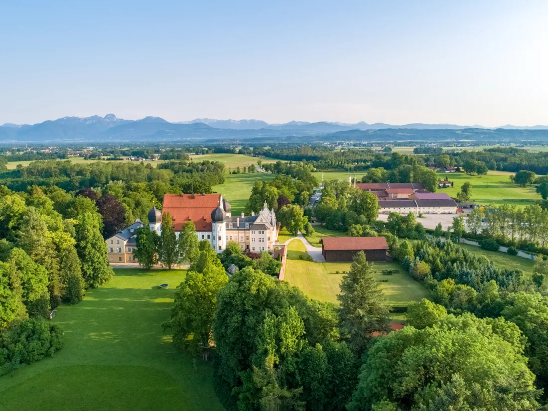 Luftbild von Schloss und Brauerei Maxlrain